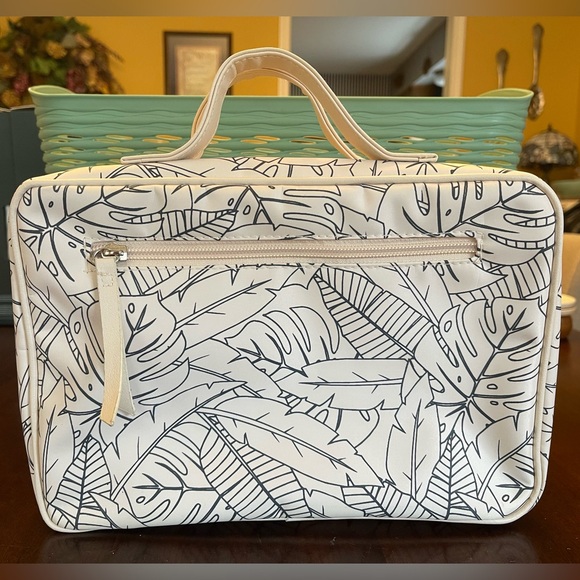 Tender Love Carry Hanging Travel Bag, Toiletry Bag, Makeup Bag for Women - Picture 2 of 11